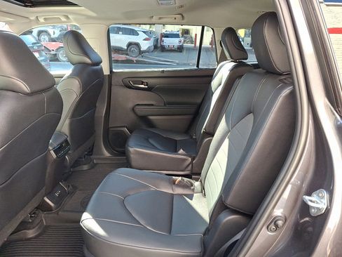 Used 2025 Toyota Highlander XLE image 10