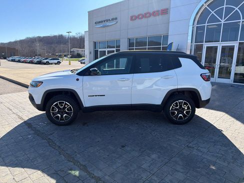 Used 2025 Jeep Compass Trailhawk image 5