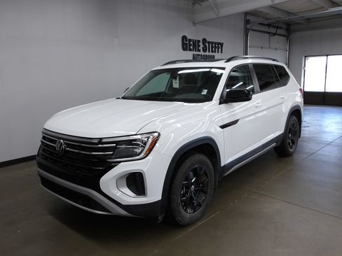 Used 2025 Volkswagen Atlas Peak Edition SE AWD/4WD image 9
