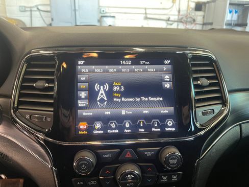 Used 2022 Jeep Grand Cherokee Limited image 13