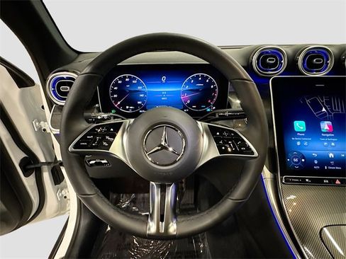 Used 2025 Mercedes-Benz GLC 300 4MATIC image 11
