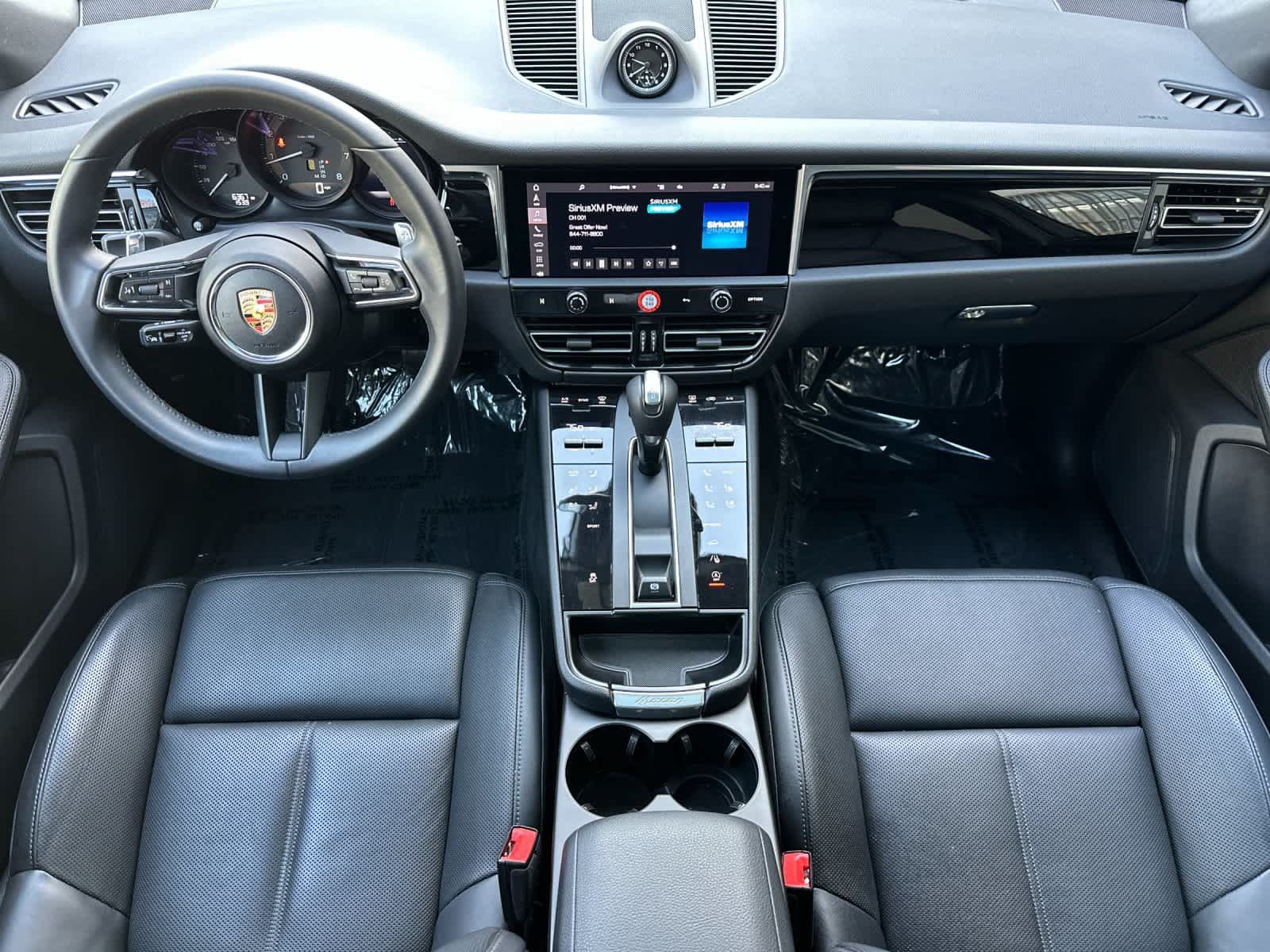 Certified 2025 Porsche Macan AWD/4WD image 6