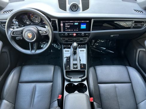 Certified 2025 Porsche Macan AWD/4WD image 6