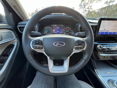 Used 2024 Ford Explorer Limited image 11