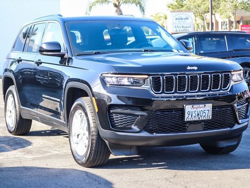 Used 2025 Jeep Grand Cherokee Laredo X RWD image 3