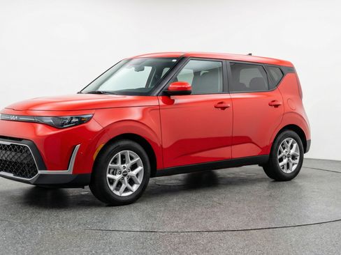 Used 2025 Kia Soul LX w/ LX Technology Package FWD image 3