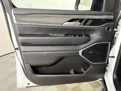 Used 2024 Jeep Wagoneer L Series II w/ Flexible Seating Group RWD image 11