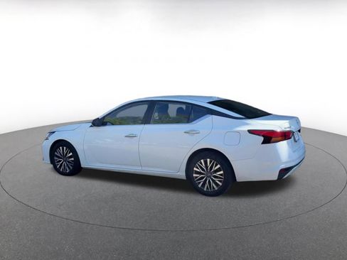 Used 2025 Nissan Altima 2.5 SV image 9