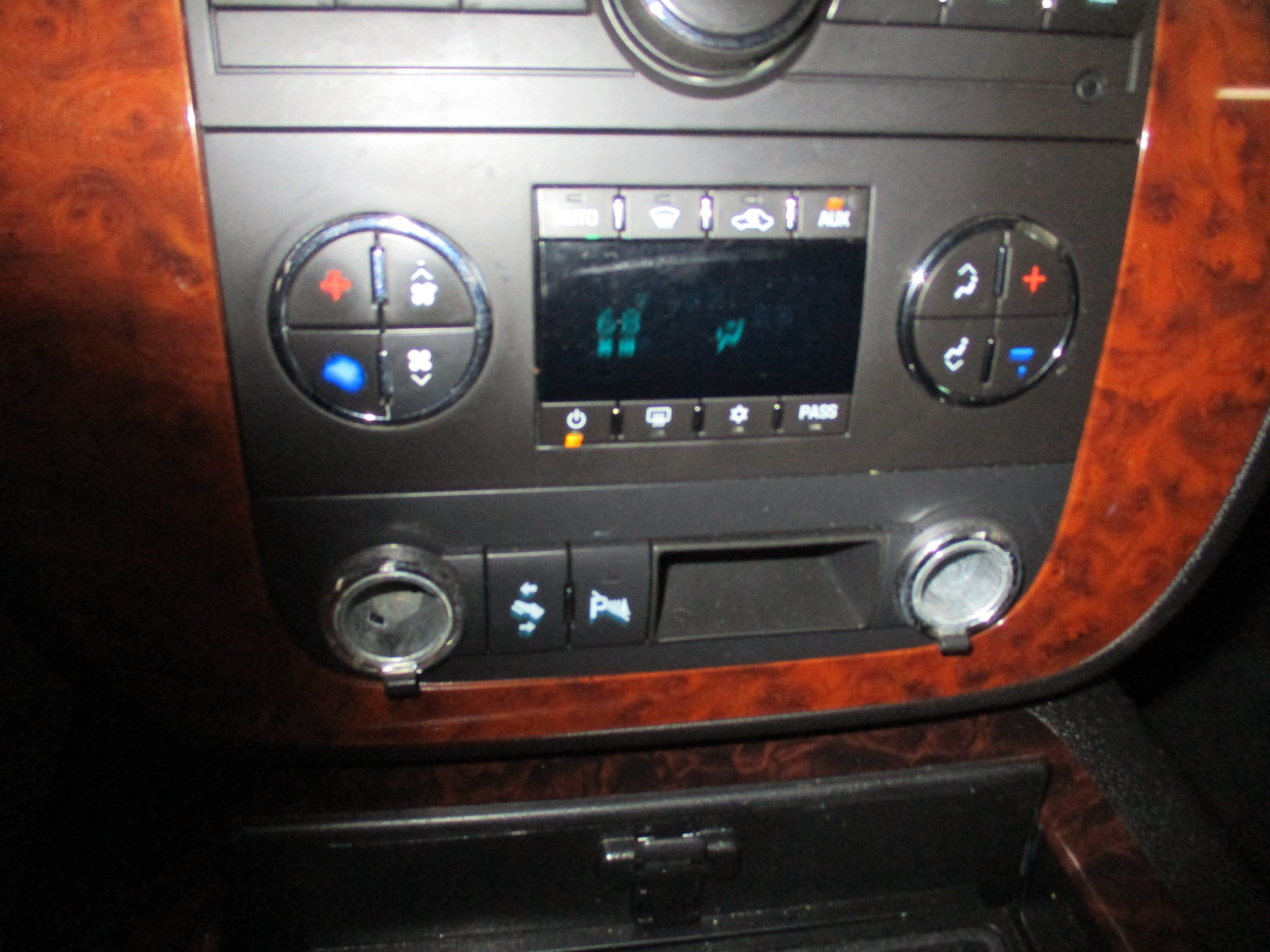 Used 2007 Chevrolet Suburban 2500 LT w/ LT Preferred Equipment Group AWD/4WD image 32