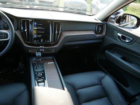 Used 2021 Volvo XC60 T5 Momentum w/ Premium Package AWD/4WD image 14