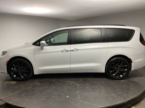 Used 2022 Chrysler Pacifica Touring-L w/ Uconnect Theater Family Group image 4