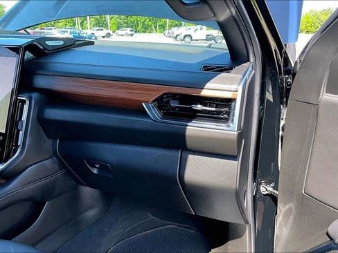 Used 2025 GMC Yukon XL Denali AWD/4WD image 27
