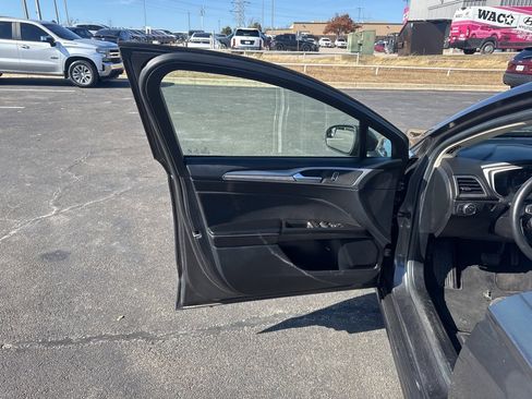 Used 2020 Ford Fusion SE image 9
