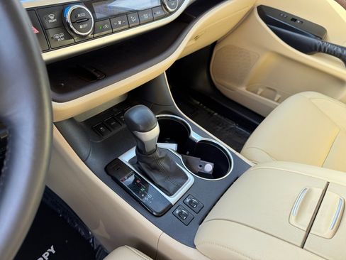 Used 2015 Toyota Highlander XLE image 13