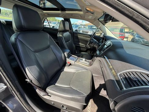 Used 2016 Chrysler 300 C RWD image 16