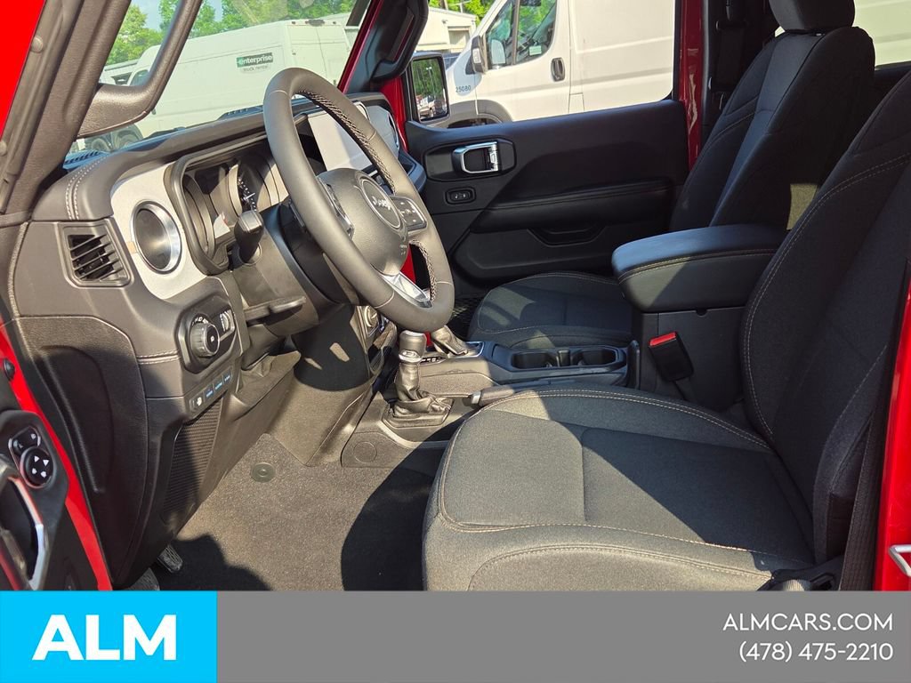 Used 2025 Jeep Wrangler Unlimited Sahara AWD/4WD image 6