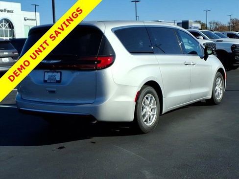 New 2026 Chrysler Pacifica Select image 17