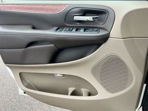 Used 2013 Chrysler Town & Country Touring-L w/ Driver Convenience Group image 29