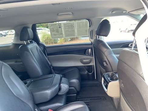 Used 2025 Kia Carnival FWD image 23