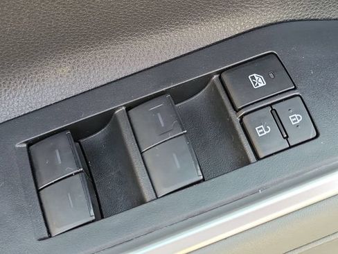 Used 2024 Toyota Highlander XLE AWD/4WD image 16
