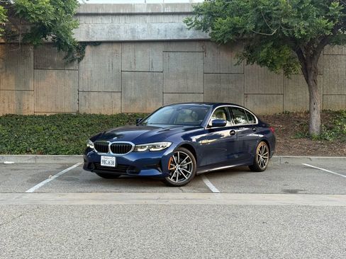 Used 2019 BMW 330i Sedan w/ Convenience Package RWD image 2