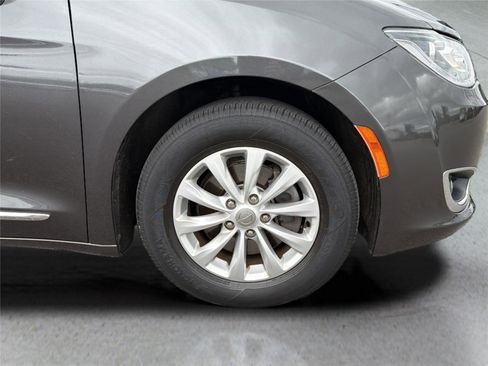 Used 2019 Chrysler Pacifica Touring-L FWD image 39