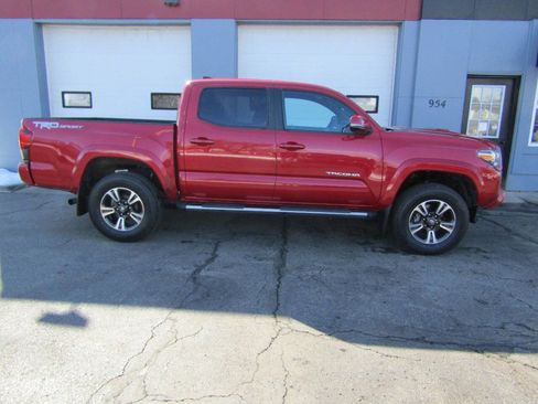Used 2018 Toyota Tacoma TRD Sport image 7