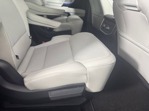 Used 2025 Ford Expedition Platinum w/ Driver's Package AWD/4WD image 29
