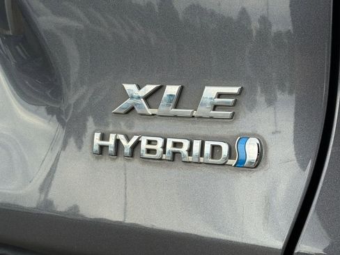 Used 2020 Toyota RAV4 XLE AWD/4WD image 8