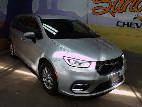 Used 2023 Chrysler Pacifica Touring FWD image 2
