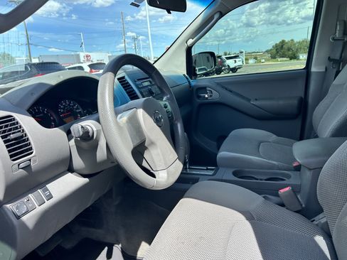 Used 2011 Nissan Frontier SV AWD/4WD image 9