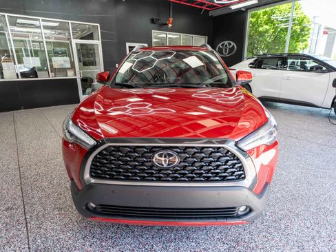 Used 2024 Toyota Corolla Cross XLE FWD image 6