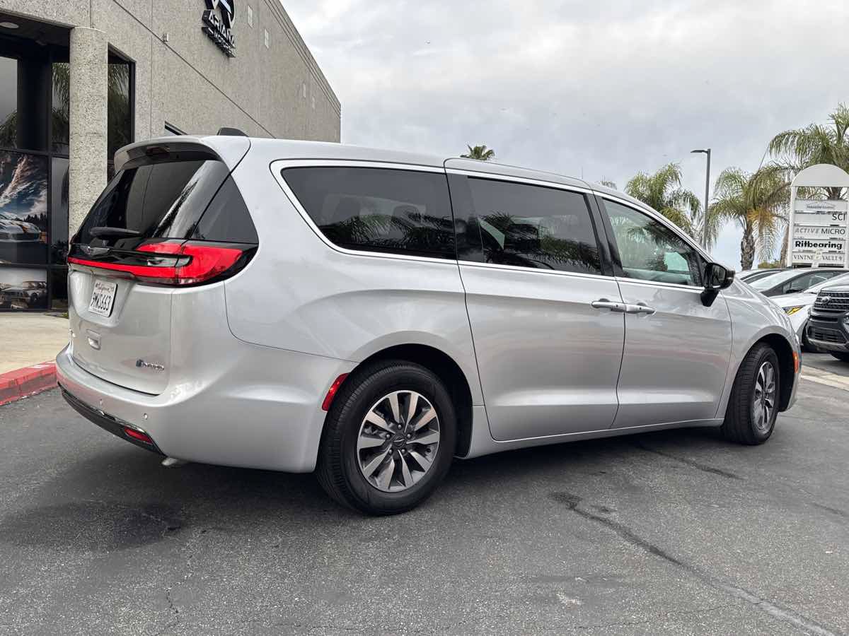 Used 2024 Chrysler Pacifica Limited FWD image 11