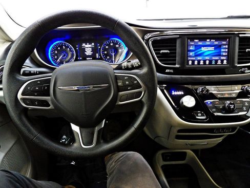 Used 2021 Chrysler Voyager LX FWD image 16