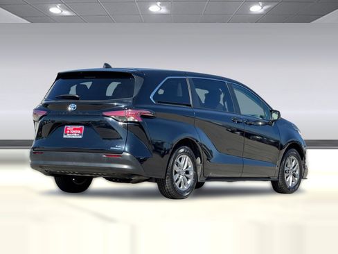 Used 2022 Toyota Sienna LE FWD image 9