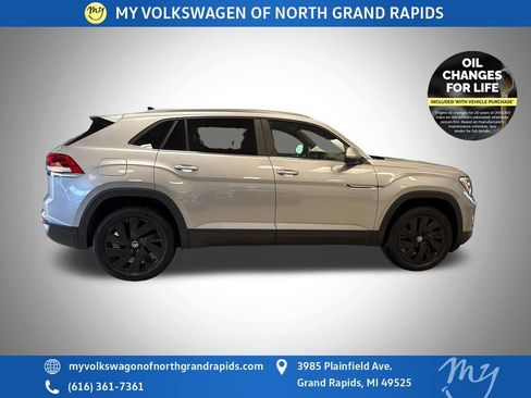 Used 2024 Volkswagen Atlas Cross Sport SE AWD/4WD image 9