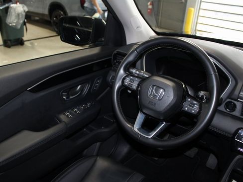 Used 2023 Honda Pilot Touring image 24