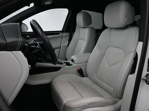 Certified 2025 Porsche Macan AWD/4WD image 5