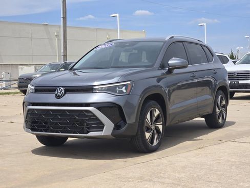Used 2025 Volkswagen Taos SE AWD/4WD image 3