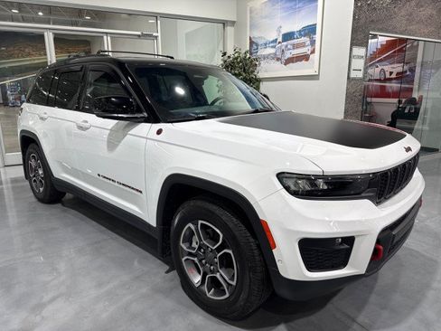 Used 2022 Jeep Grand Cherokee Trailhawk w/ ADV Protech Group II AWD/4WD image 12