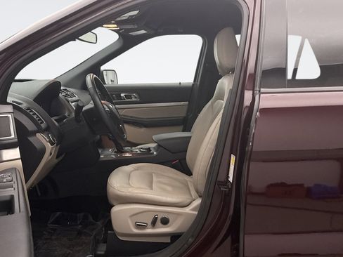 Used 2018 Ford Explorer XLT w/ Equipment Group 202A image 8