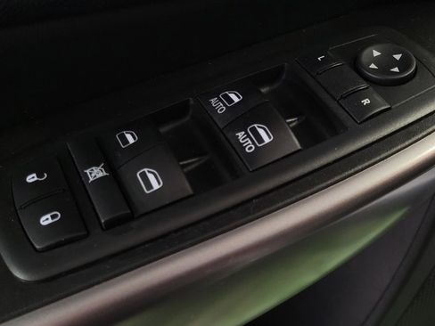 Used 2019 Jeep Cherokee Limited image 27