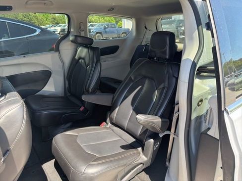 Used 2024 Chrysler Pacifica Touring-L image 9