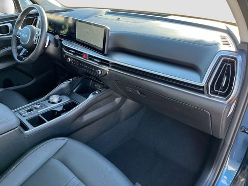 Certified 2025 Kia Sorento EX image 30