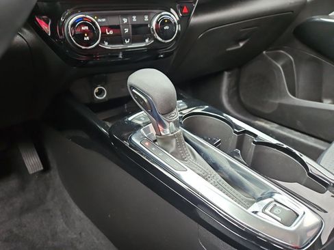 Used 2024 Chevrolet Trax LT w/ Sunroof Package FWD image 11