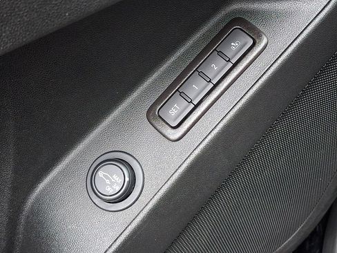 Used 2023 Chevrolet Equinox Premier FWD image 30