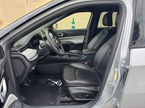 Used 2025 Jeep Compass Limited image 27