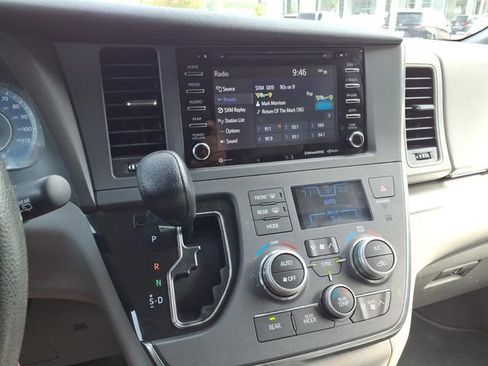 Used 2019 Toyota Sienna LE w/ Carpet Mat Package FWD image 16