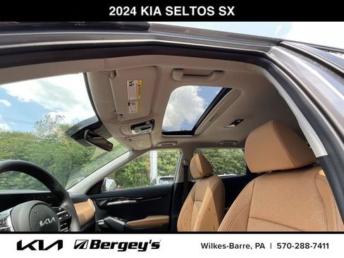 Certified 2024 Kia Seltos SX w/ SX Sunroof Package AWD/4WD image 17