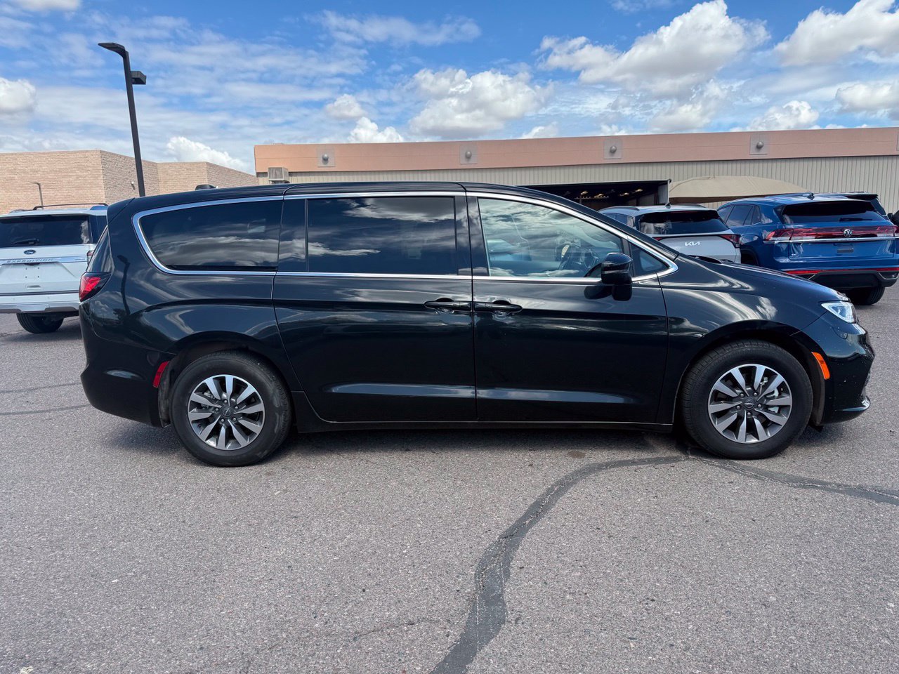 Used 2023 Chrysler Pacifica Touring-L FWD image 4